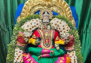 வீடு, கோவில்களில் வரலட்சுமி விரதம் கோலாகலம்; கணவரின் ஆயுள் வேண்டி பெண்கள் வழிபாடு