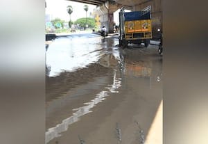 ஊத்துக்கோட்டை சாலையில் தேங்கிய மழைநீரால் போக்குவரத்து பாதிப்பு