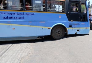 ரோட்டில் உரசும் பஸ்சால் தடுமாற்றம்