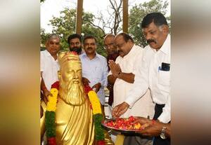 திருவள்ளுவர் சிலைக்கு மாலை அணிவித்து மரியாதை