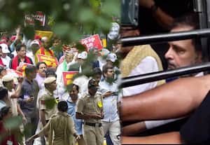 டில்லியில் பேரணி சென்ற எதிர்க்கட்சி எம்பிக்கள் தடுத்து நிறுத்தம்; ராகுல் உள்ளிட்டோர் கைது