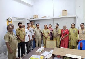 கருப்பு பேட்ஜ் அணிந்து பணி