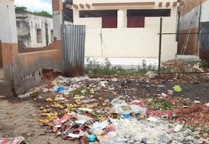 குடிமகன்கள் பிடியில் வாரச்சந்தை
