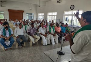 'கிராமங்களில் வாட்ஸ் அப் குழு' விவசாயிகள் கூட்டத்தில் முடிவு