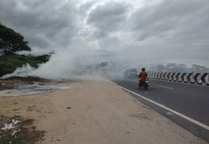 குப்பைகளுக்கு தீ; புகையால் வாகன ஓட்டிகள் அவதி