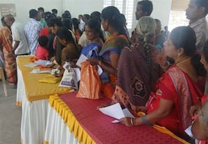 மகளிர் உரிமைத் தொகை கோரி சிறப்பு முகாமில் திரண்ட மக்கள்
