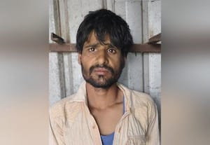 பள்ளிக்கு நடந்து சென்ற சிறுமிடம் அத்துமீறிய வாலிபர் கைது