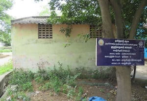 இடநெருக்கடியில் இயங்கும் அங்கன்வாடி மையம் ஓரிக்கையில் குழந்தைகள் பரிதவிப்பு