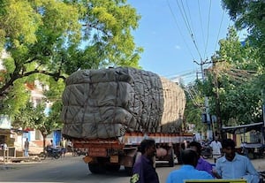 அதிகபாரம் ஏற்றி செல்லும் வாகனங்களால் முதுகுளத்துாரில் மின் விபத்து அபாயம்
