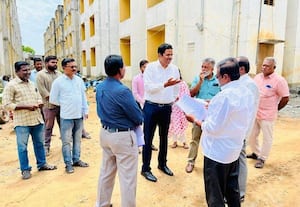 அடுக்குமாடி குடியிருப்பு கட்டும் பணி ; கலெக்டர் ஆய்வு