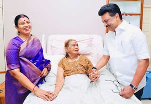 தாயிடம் ஆசி பெற்றார் முதல்வர் ஸ்டாலின்; நெகிழ்ச்சி பதிவு