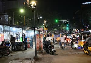 ஜி.என்.செட்டி சாலையில் நடைபாதை ஆக்கிரமிப்பு