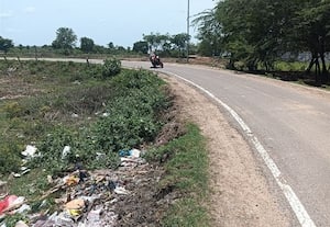 சின்னமதுரப்பாக்கம் சாலை வளைவில் தடுப்பு அமைக்க வலியுறுத்தல்