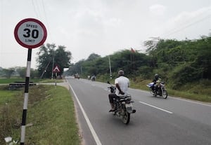 கூட்டுச்சாலையில் மையத்தடுப்பு இல்லாததால் விபத்து அபாயம்