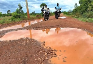 குண்டும், குழியுமான போந்தவாக்கம் சாலை