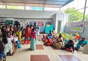 ஆரம்ப சுகாதார நிலையத்தில் தரையில் அமரும் கர்ப்பிணியர்