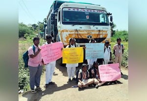 சவுடு மண் லாரிகளை சிறைபிடித்து அரசு பள்ளி மாணவர்கள் போராட்டம்