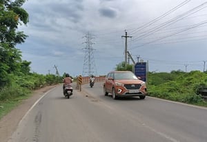 கேளம்பாக்கம் - கோவளம் சாலையை அகலப்படுத்த வாகன ஓட்டிகள் கோரிக்கை