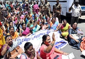 சத்துணவு ஊழியர்கள் கைது