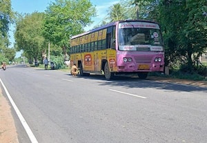 வழியில் நின்ற அரசு பஸ்: பயணிகள் தவிப்பு