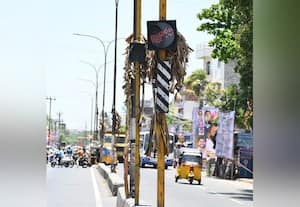 மின் கம்பங்களில் கட்டப்பட்ட வாழை மரங்களால் விபத்து அபாயம் வேடிக்கை பார்க்கும் அதிகாரிகள் மீது மக்கள் கடும் அதிருப்தி