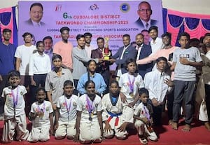 டேக்வாண்டோ சாம்பியன்ஷிப் போட்டி மாணவர்களுக்கு பதக்கம் வழங்கல்