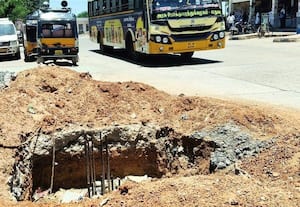 மானாமதுரை பஸ் ஸ்டாண்டில் விபத்தை ஏற்படுத்தும் பள்ளம்