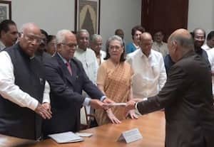 துணை ஜனாதிபதி தேர்தல்: இண்டி கூட்டணி வேட்பாளர் சுதர்சன் ரெட்டி வேட்பு மனு தாக்கல்