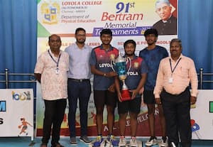 லயோலா ஒயிட்ஸ் அணி டேபிள் டென்னிசில் முதலிடம்