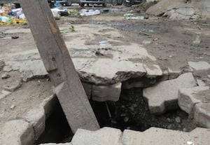 காஞ்சியில் சாலையோரம் பள்ளம் விபத்தில் சிக்கும் வாகன ஓட்டிகள்