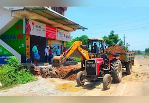 மாநில நெடுஞ்சாலையில் ஆக்கிரமிப்பு அகற்றம்