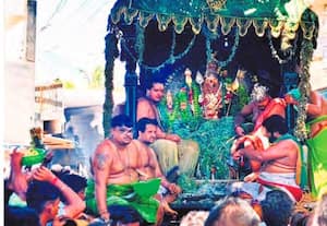 திருச்செந்துார் கோவிலில் சுவாமி பச்சை சாத்தி வீதியுலா