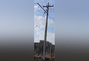ஆபத்தான மின்கம்பம் உடனே மாற்றணும்