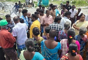 சேதமடையும் சாலையால் அவதி கல்குவாரியை முற்றுகையிட்ட மக்கள்
