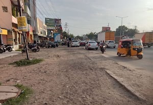 ஜி.எஸ்.டி., சாலையை பராமரிக்காத தேசிய நெடுஞ்சாலை ஆணையம் ...மரண பள்ளங்கள்:அணுகுசாலை, வடிகாலை மாவட்ட நிர்வாகமே சீரமைக்கும் அவலம்