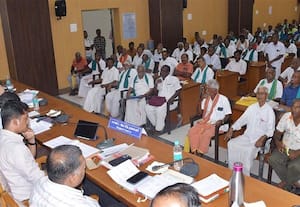 கவுசிகா நதியில் கருவேலமரங்களை வேரோடு அகற்ற வேண்டும்;  குறைதீர் கூட்டத்தில் விவசாயிகள் குமுறல்