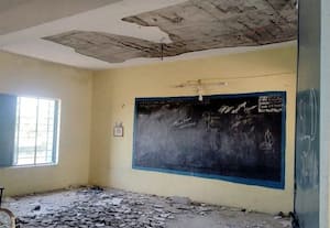 நரிக்குடி சுள்ளங்குடி நடுநிலைப்பள்ளியில் பெயர்ந்து விழும் கூரையால் மாணவர்கள் அச்சம்
