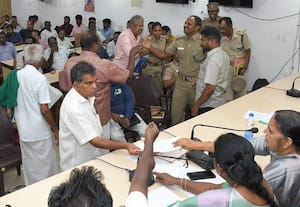 கல்குவாரிகள் இயக்க கருத்து கேட்பு கூட்டம் நடத்த வேண்டும்;  குறைதீர் கூட்டத்தில் விவசாயிகள் வலியுறுத்தல்