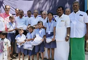 பள்ளி மாணவர்களுக்கு இலவச சீருடை வழங்கல்
