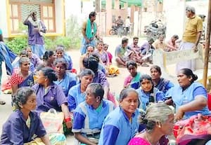 எச்சில் இலை எடுப்பதிலும் காசு பார்க்கும் கவுன்சிலர்கள்: தூய்மை பணியாளர்கள் போராட்டம்