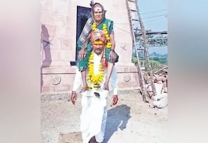  220 கி.மீ., துாரம் தாயை தோளில் சுமந்து சென்ற மகன்