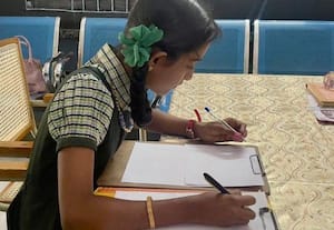  திருக்குறளை ஒரே நேரத்தில் தமிழ், ஆங்கிலத்தில் எழுத முயற்சி
