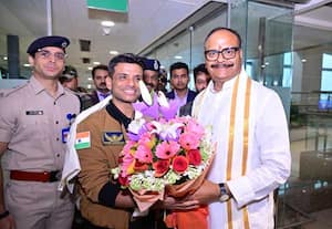 விண்வெளி சாதனைக்குப் பிறகு சொந்த ஊர் திரும்பிய சுபான்ஷூ சுக்லாவுக்கு உற்சாக வரவேற்பு; தாய் நெகிழ்ச்சி