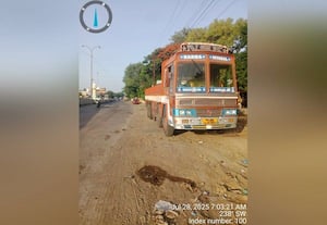ஒரு லாரிக்கு உரிமை கோரிய இருவர் திண்டிவனம் போலீசில் பரபரப்பு