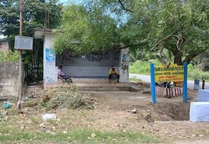  பயணியர் நிழற்கூரையை சூழ்ந்திருந்த புதர் அகற்றம்; 'தினமலர்' செய்தி எதிரொலி