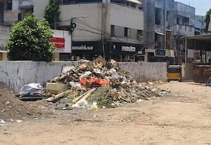 வடபழனி முருகன் கோவில் 'பார்க்கிங்'கில் குப்பை குவியல்