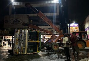 ஆவடியில் ஹோட்டலுக்கு வந்த குடிநீர் லாரி கவிழ்ந்து விபத்து