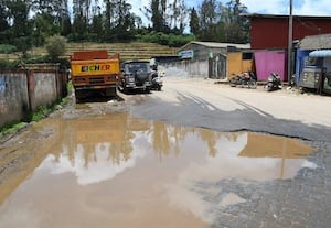 சாலையில் தேங்கியுள்ள நீரால் வாகன ஓட்டிகள் திணறல்