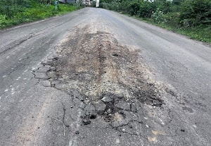கனரக வாகனங்களால் தார் சாலை சேதம்
