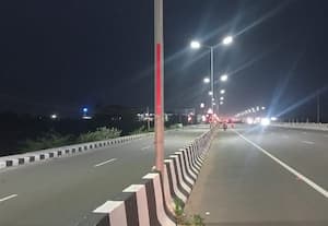 சாலை மையத்தடுப்பு மின் கம்பங்களில் இரவில் ஒளிரும் ஸ்டிக்கர்